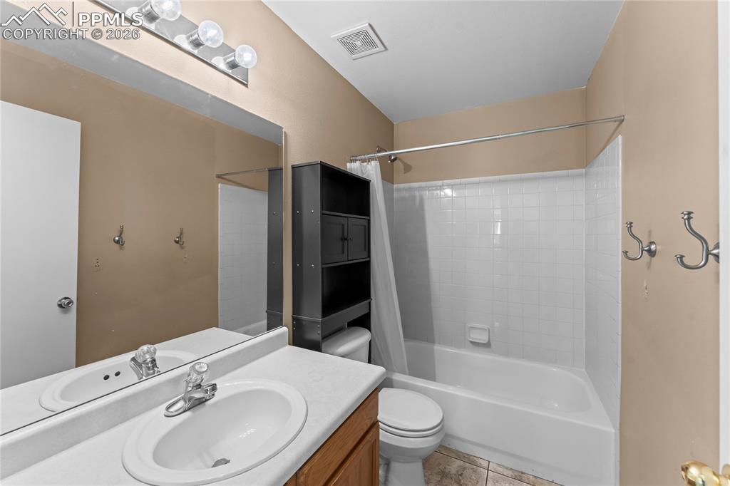 Image 26 of 44: Bathroom