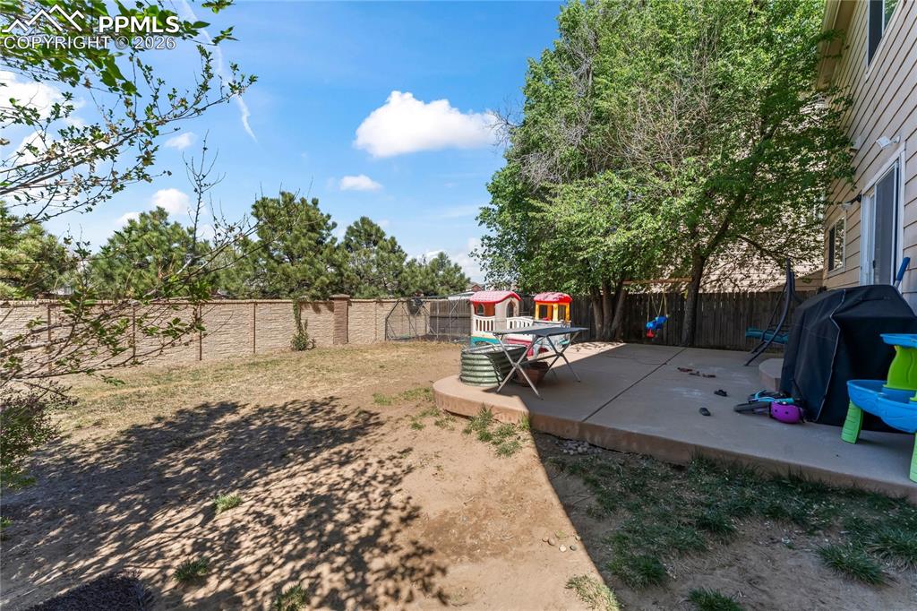 Image 36 of 44: Yard