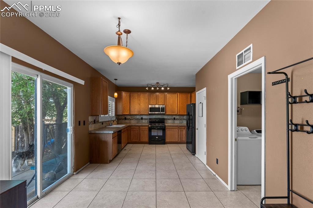 Image 9 of 44: Kitchen