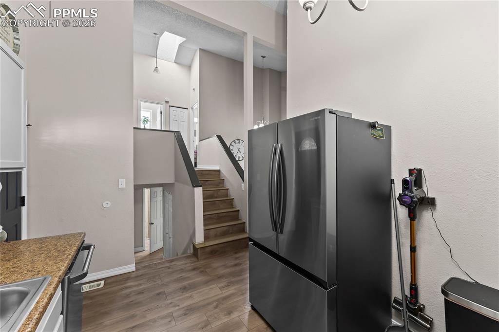 Image 10 of 32: Kitchen