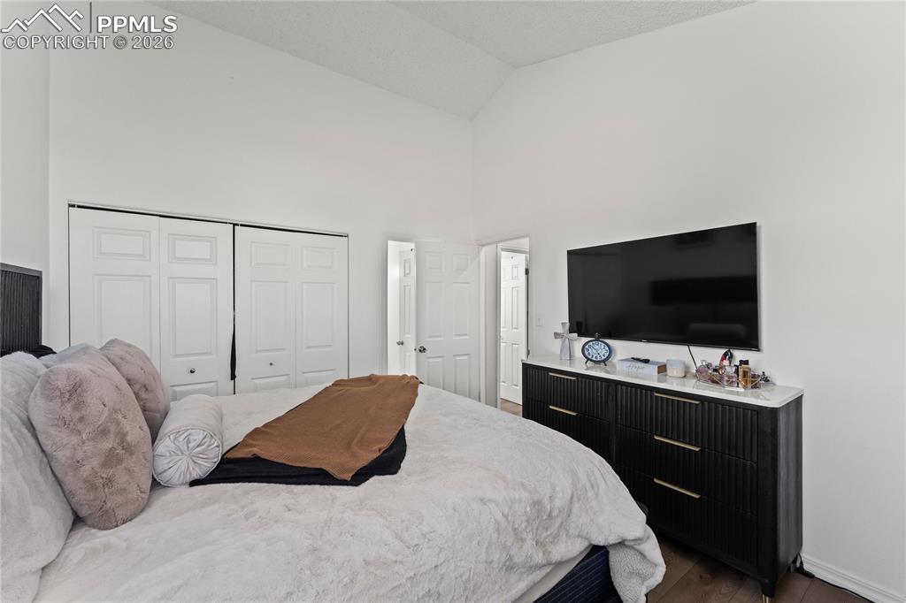 Image 14 of 32: Bedroom