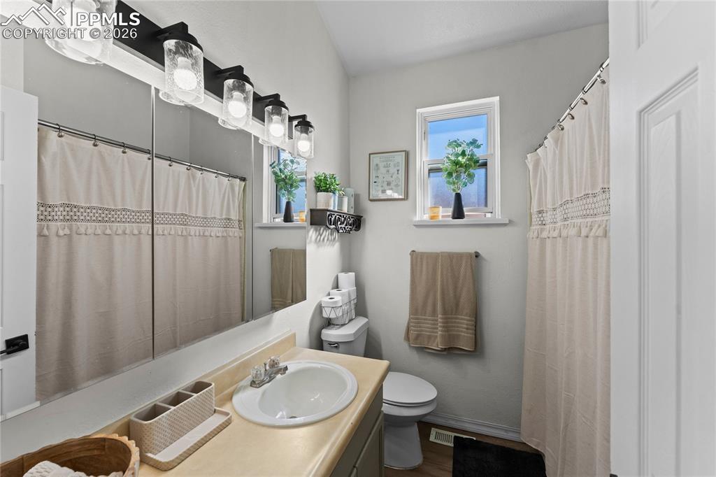 Image 15 of 32: Bathroom