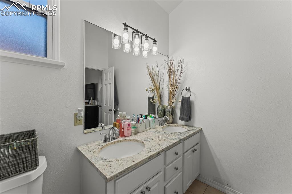 Image 16 of 32: Bathroom