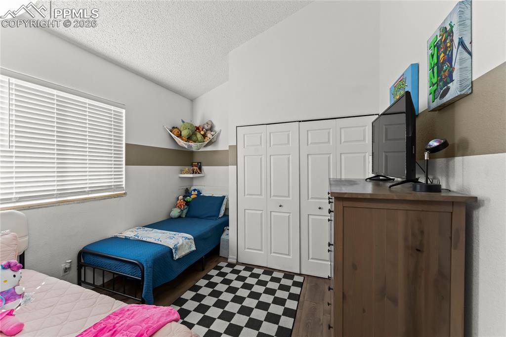 Image 17 of 32: Bedroom