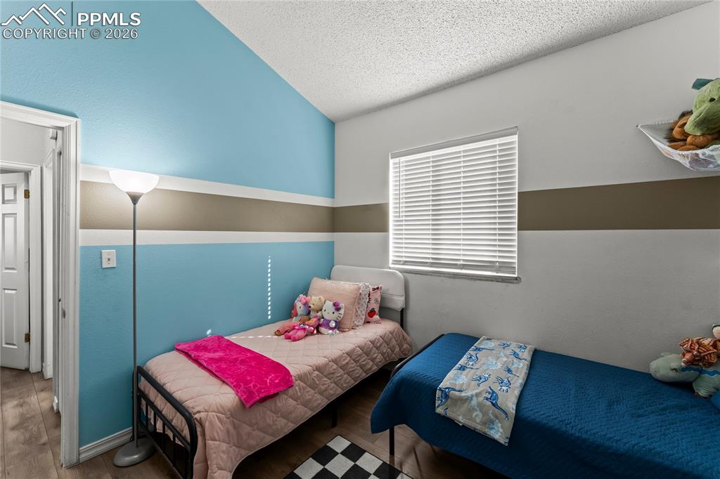 Image 18 of 32: Bedroom