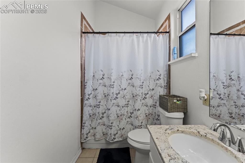 Image 19 of 32: Bathroom