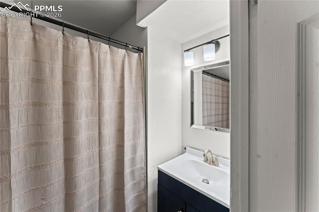 Image 23 of 32: Bathroom