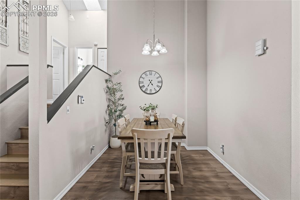 Image 5 of 32: Dining Area