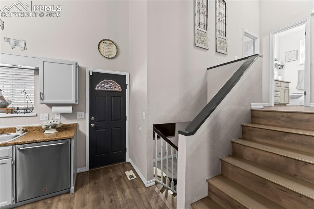 Image 7 of 32: Entry