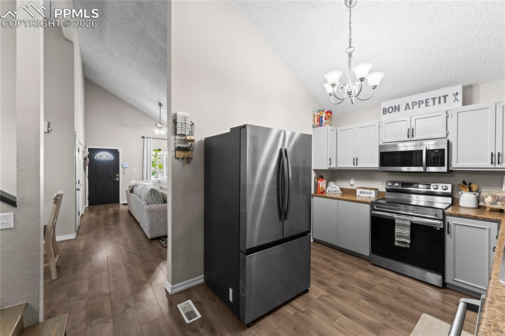 Image 8 of 32: Kitchen