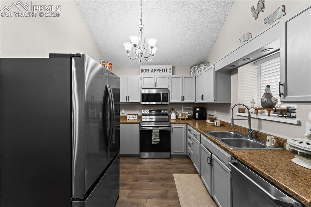 Image 9 of 32: Kitchen