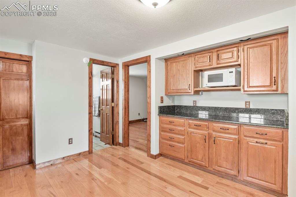 Image 15 of 50: Kitchen