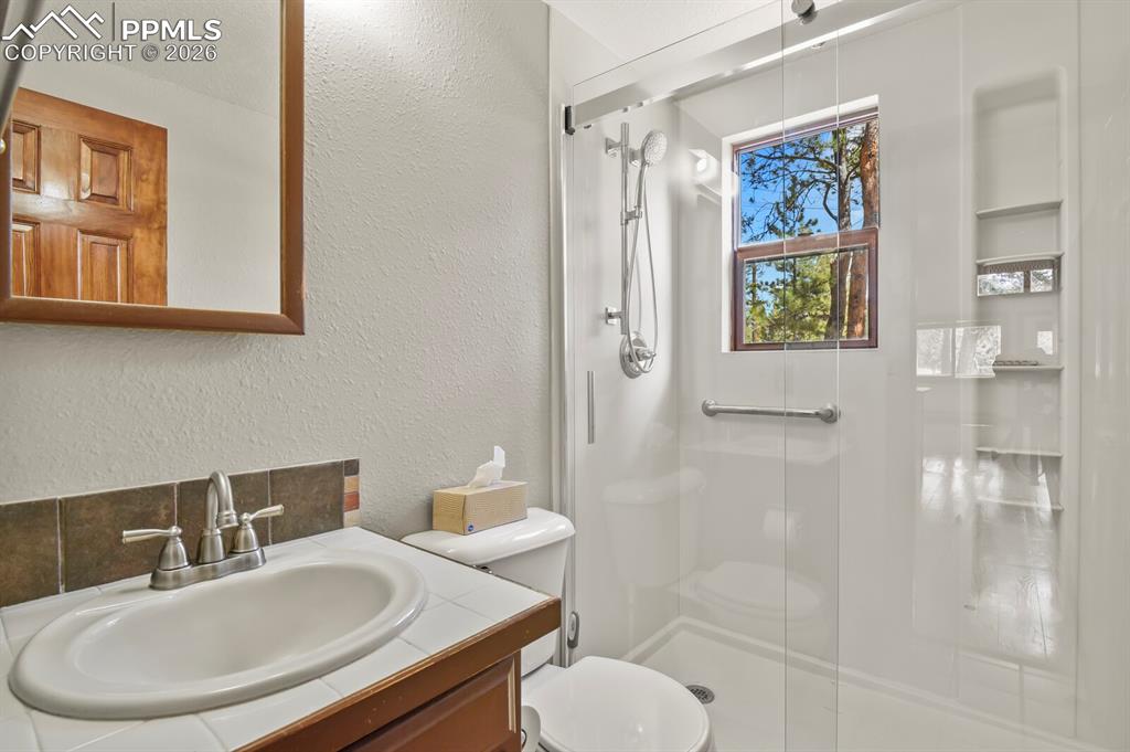 Image 19 of 50: Bathroom