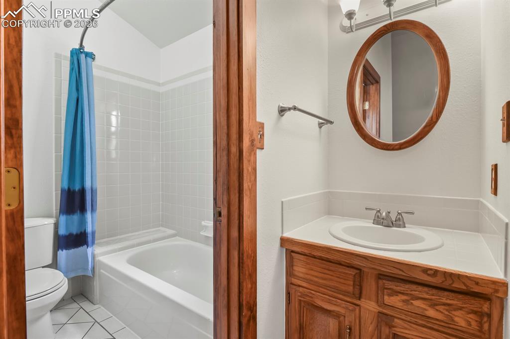 Image 29 of 50: Bathroom