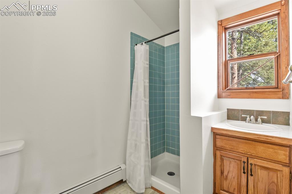 Image 33 of 50: Bathroom