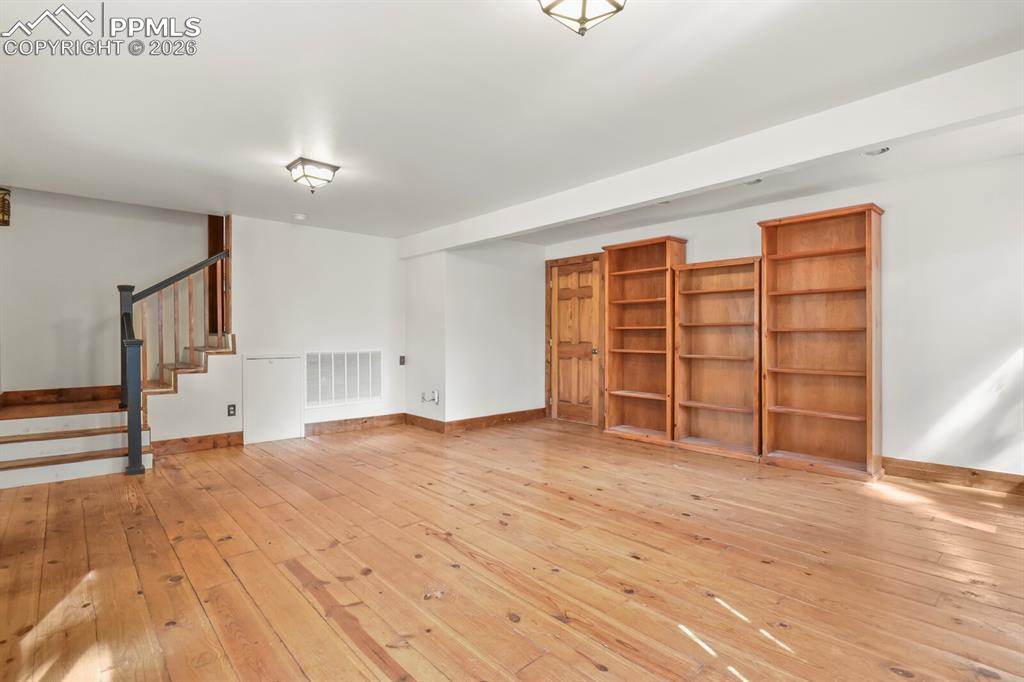 Image 35 of 50: Living Room