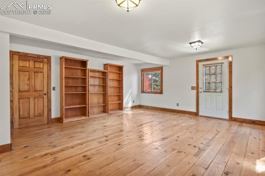 Image 36 of 50: Living Room