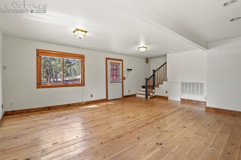 Image 37 of 50: Living Room