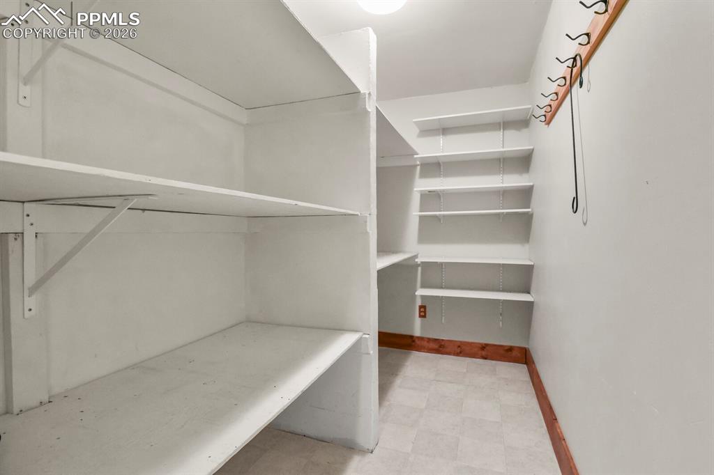 Image 38 of 50: Closet