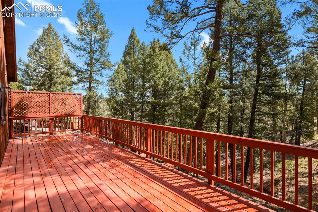 Image 42 of 50: Deck