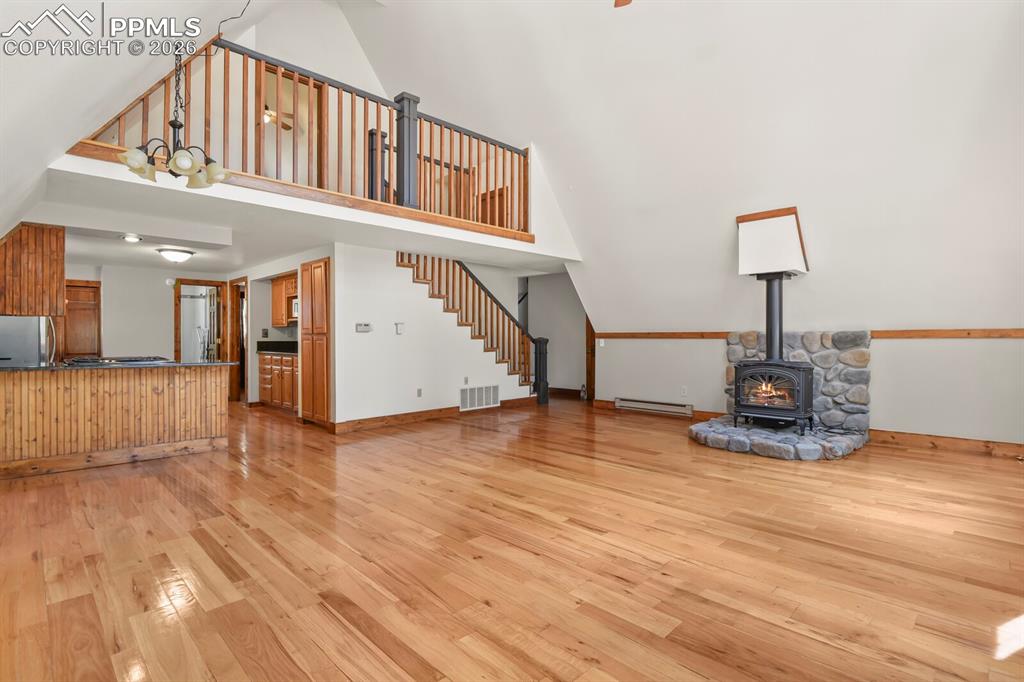 Image 8 of 50: Living Room