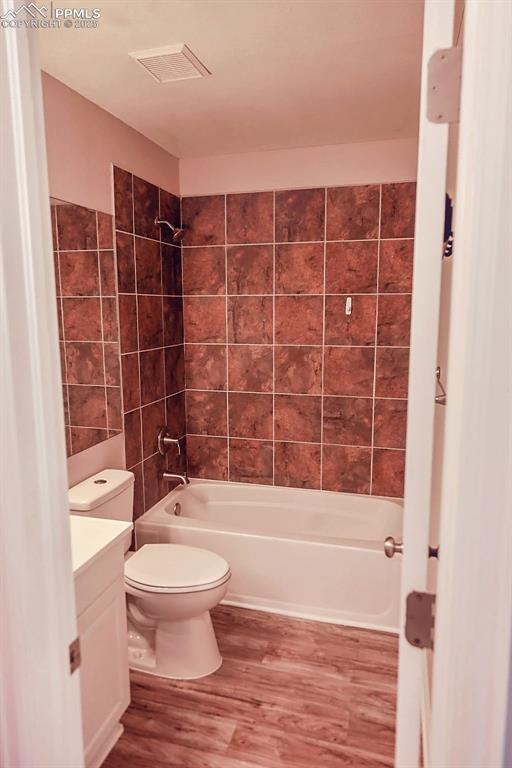 Image 16 of 38: Main Level Full Bathroom (in Hallway)