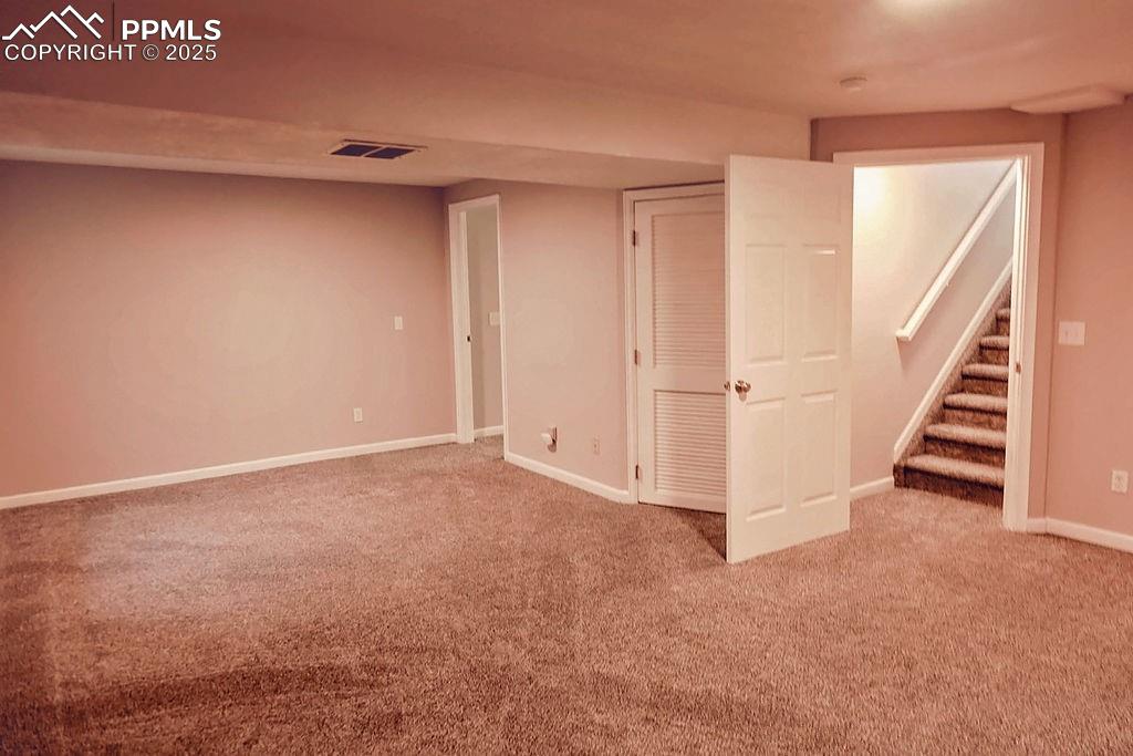 Image 22 of 38: Spacious Family Room