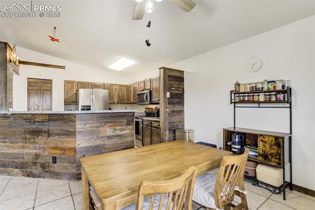 Image 14 of 49: Dining Area