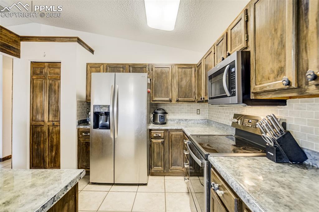 Image 16 of 49: Kitchen