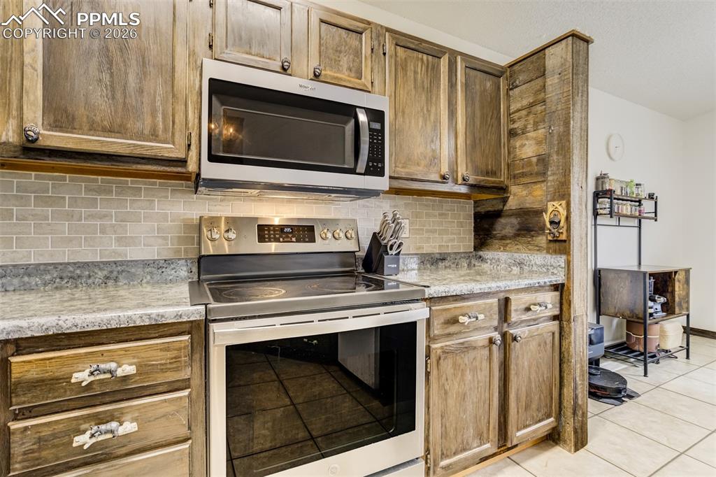 Image 17 of 49: Kitchen