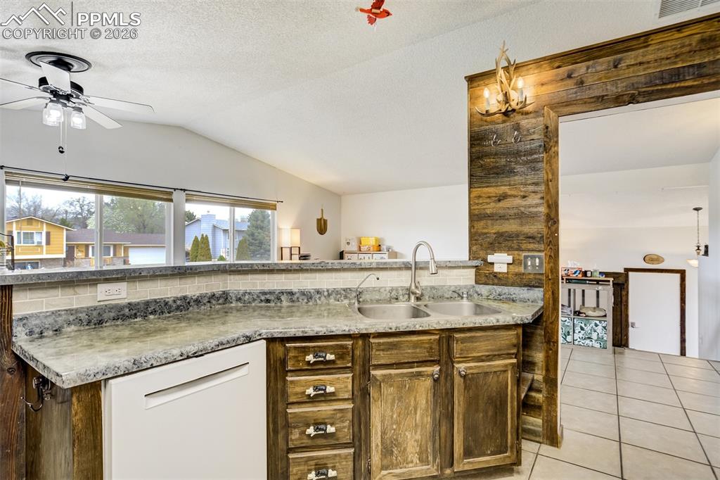 Image 18 of 49: Kitchen