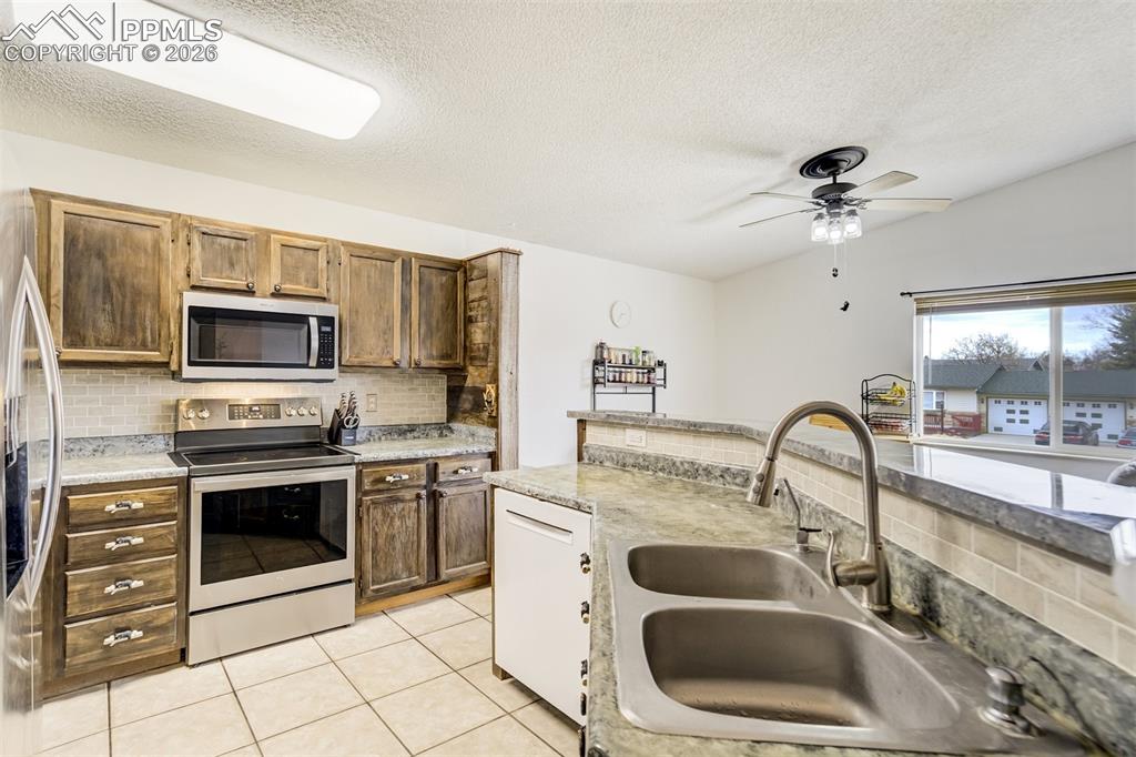 Image 19 of 49: Kitchen