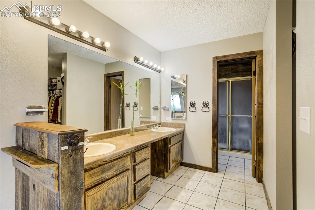 Image 23 of 49: Bathroom