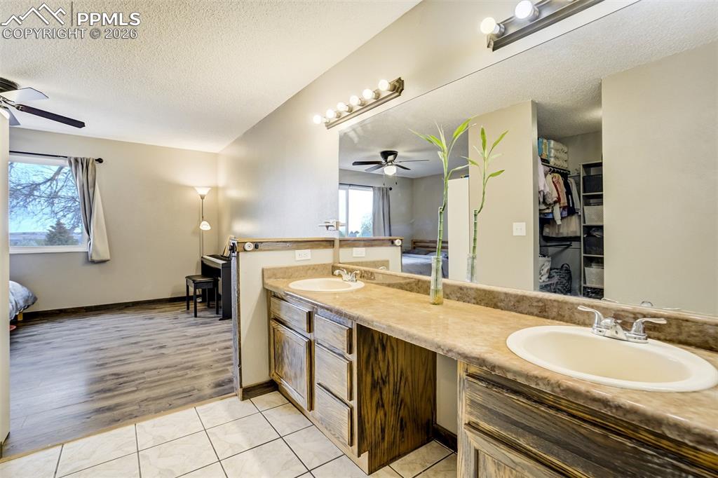 Image 26 of 49: Bathroom