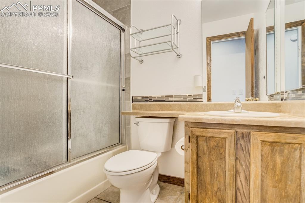 Image 32 of 49: Bathroom