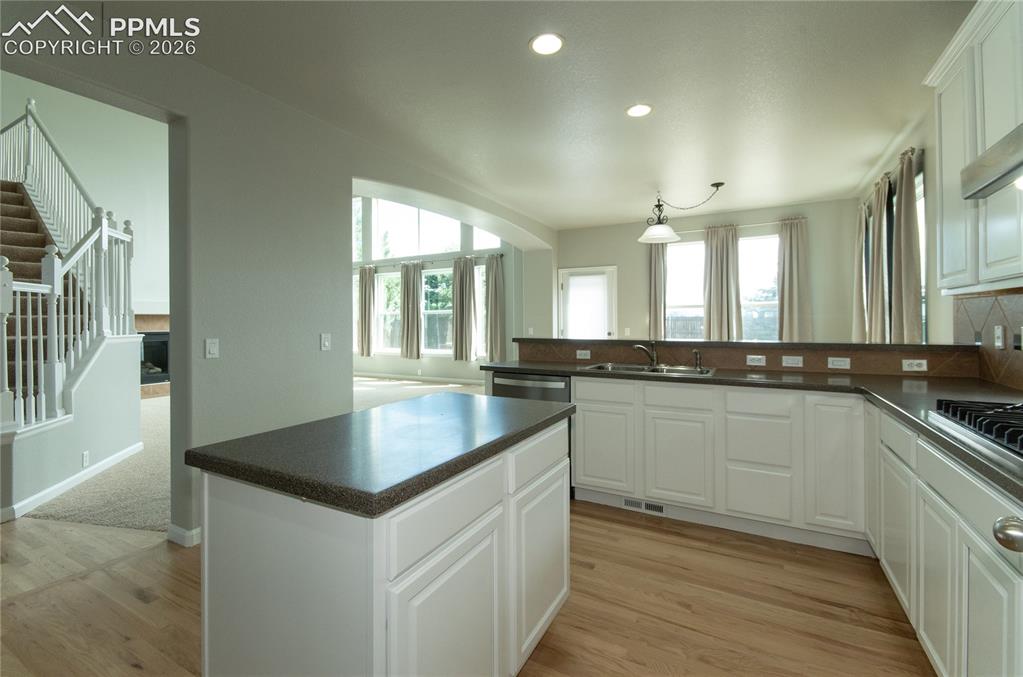 Image 16 of 45: Kitchen