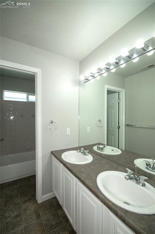 Image 32 of 45: Bathroom
