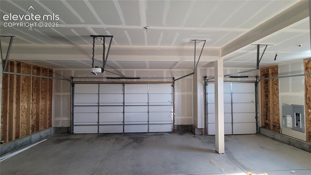 Image 41 of 50: Garage