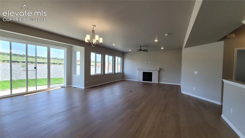 Image 5 of 50: Dining Area