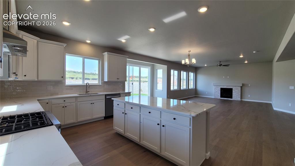 Image 8 of 50: Kitchen