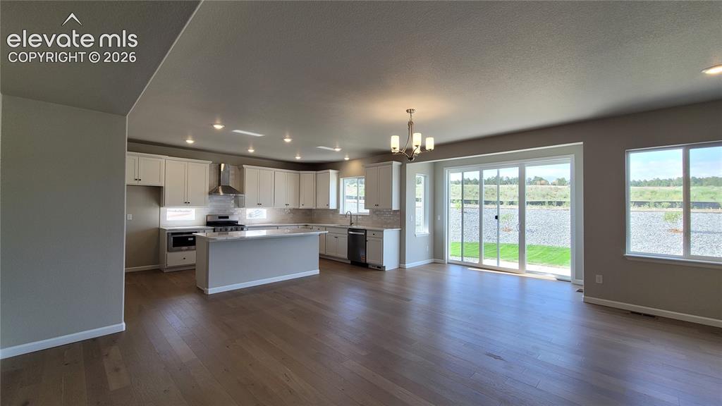 Image 9 of 50: Dining Area