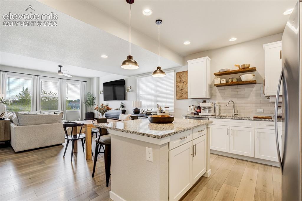 Image 15 of 49: Kitchen