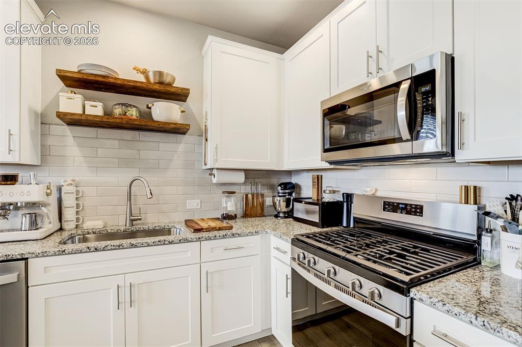 Image 16 of 49: Kitchen
