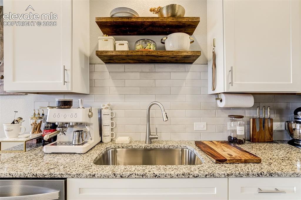Image 17 of 49: Kitchen