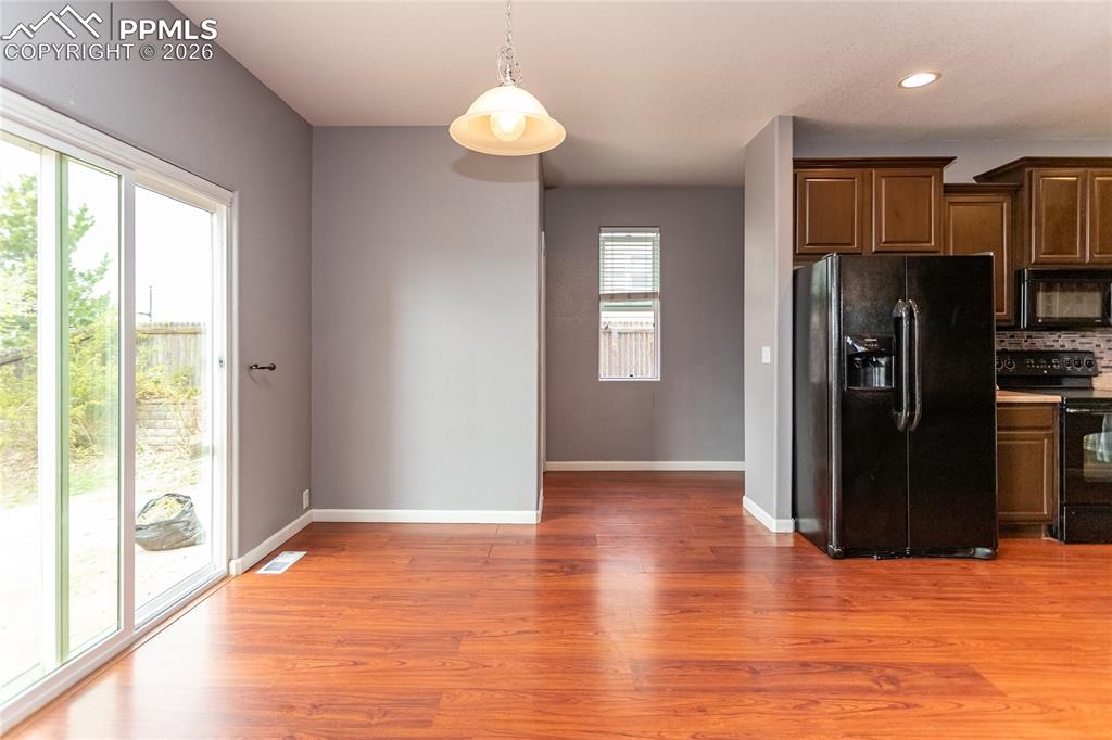 Image 16 of 43: Breakfast area in kitchen