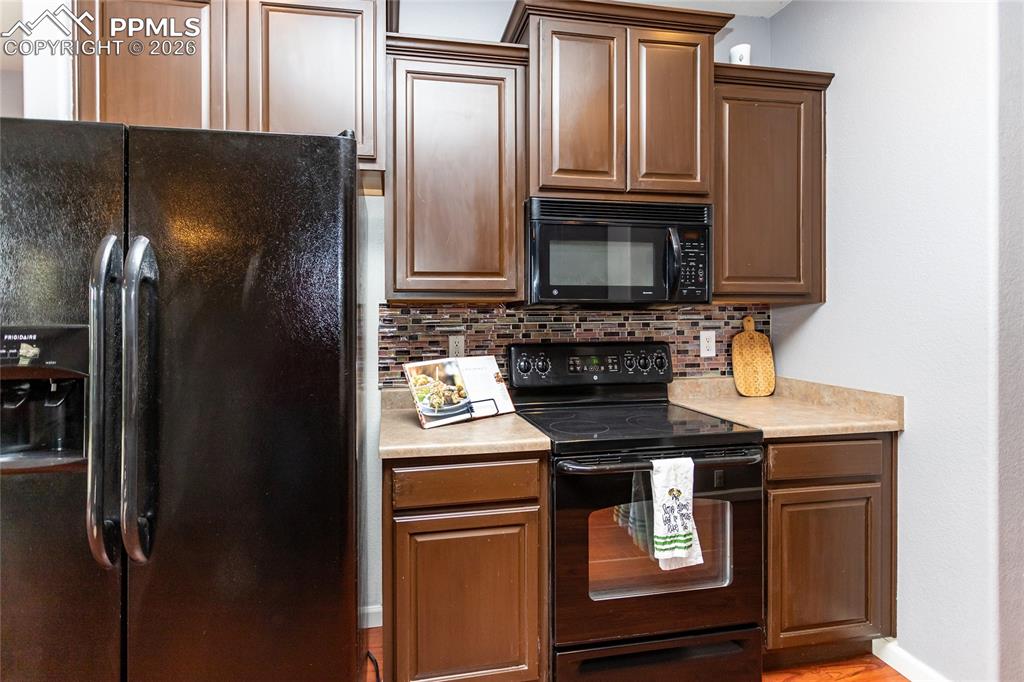 Image 19 of 43: 42" kitchen cabinets