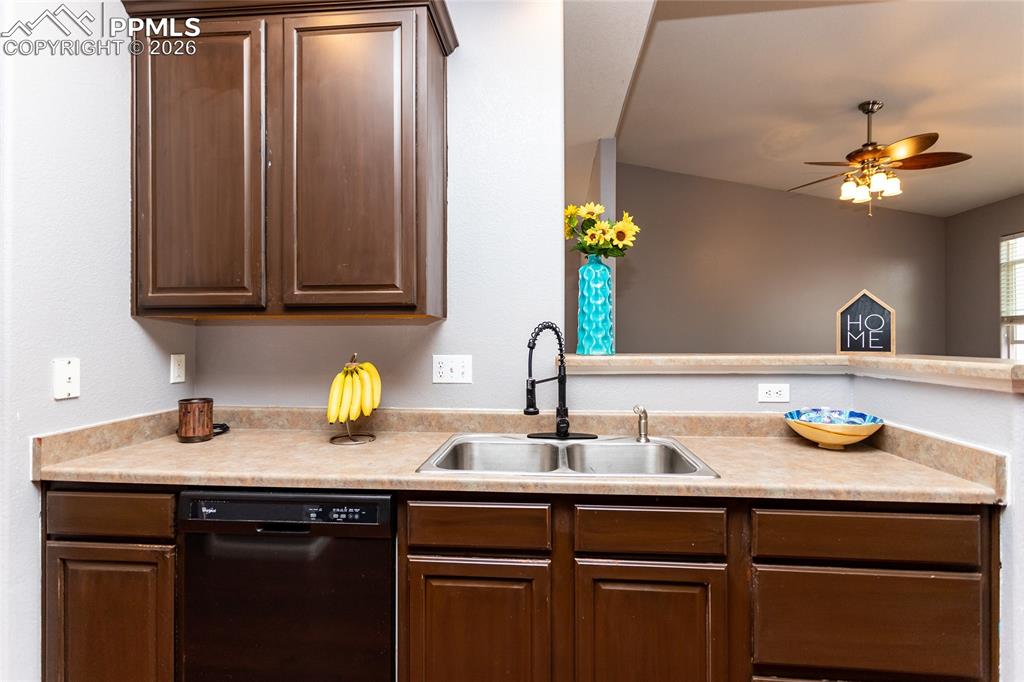 Image 20 of 43: Kitchen