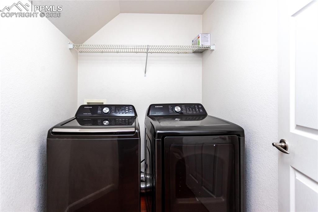 Image 22 of 43: Samsung washer and dryer remain with the home