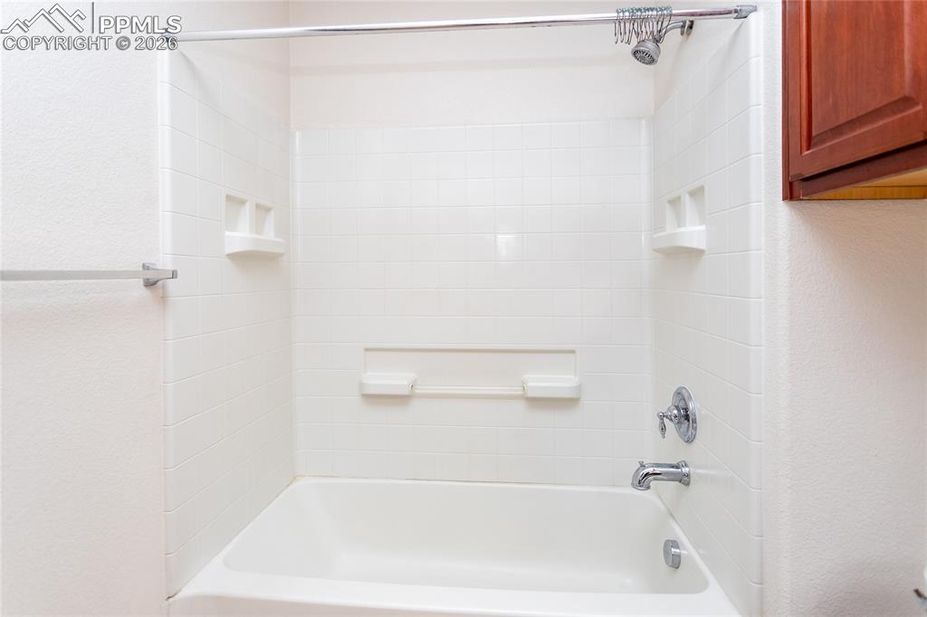 Image 33 of 43: Bathroom
