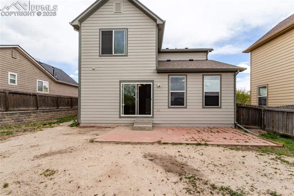 Image 40 of 43: There is an additional side yard to the left of the house.